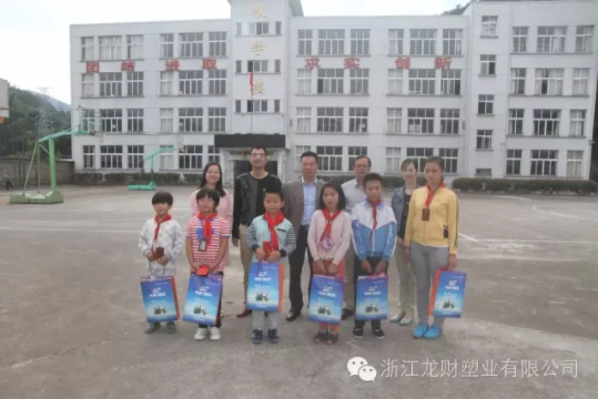 愛心捐贈，情暖貧困生|小湖南鎮中心小學貧困學生接受愛心捐贈